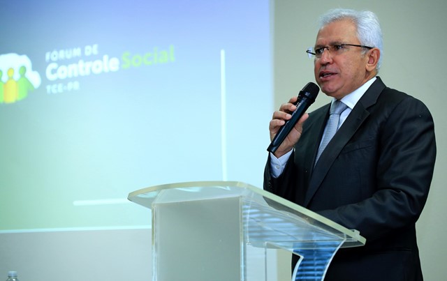 O presidente, conselheiro Durval Amaral, faz a palestra de abertura do 7º Fórum de Controle Social, realizado pelo TCE-PR em Maringá. Foto: Wagner Araújo/Divulgação TCE-PR