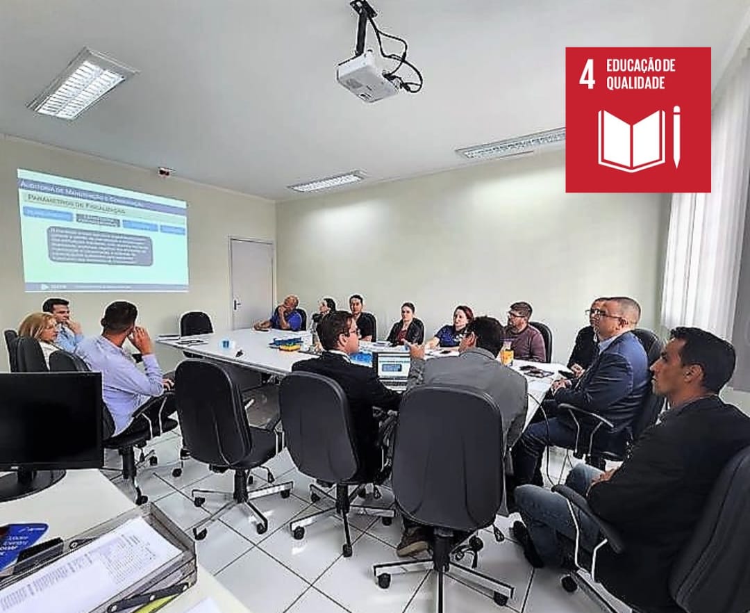 Servidores do TCE-PR apresentam à equipe técnica da  Secretaria de Educação do Município de Fazenda Rio Grande o planejamento de auditoria sobre a manutenção e a conservação de escolas. Foto: TCE-PR/Divulgação