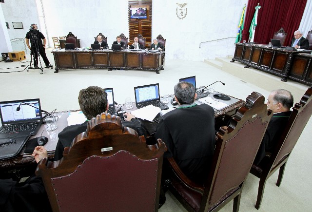Sessão do Pleno do TCE-PR, presidida pelo conselheiro Durval Amaral. Foto: Wagner Araújo/Divulgação TCE-PR