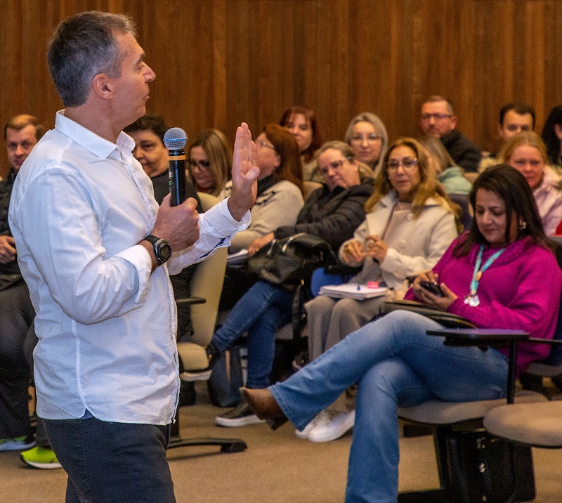 Carlos Eduardo de Moura, titular da 2ª Inspetoria de Controle Externo do TCE-PR, ministra capacitação para a melhoria da gestão e fiscalização de contratos de terceirização de mão de obra nas escolas estaduais, realizada em parceria com a Seed-PR. Foto: Mauro Beghetto Penteado/TCE-PR