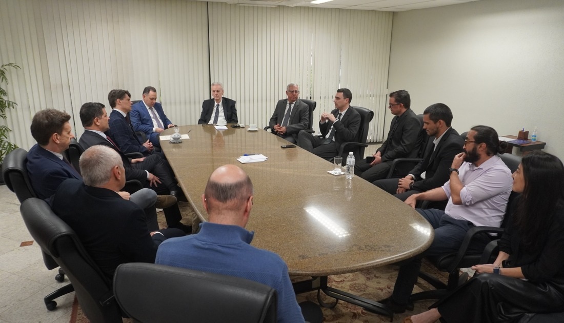 O presidente do Tribunal de Contas do Estado do Paraná (TCE-PR), conselheiro Ivens Linhares, e o presidente do Tribunal de Contas do Município de São Paulo (TCM-SP), conselheiro Domingos Dissei, durante cerimônia de assinatura de Acordo de Cooperação Técnica entre as duas instituições para licenciamento do sistema Integra