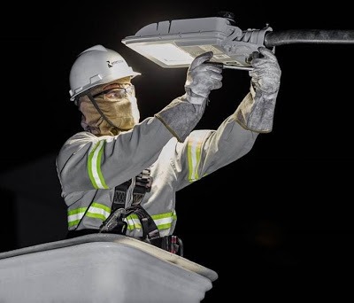 Instalação de lâmpada de LED em sistema de iluminação pública. Foto: Divulgação