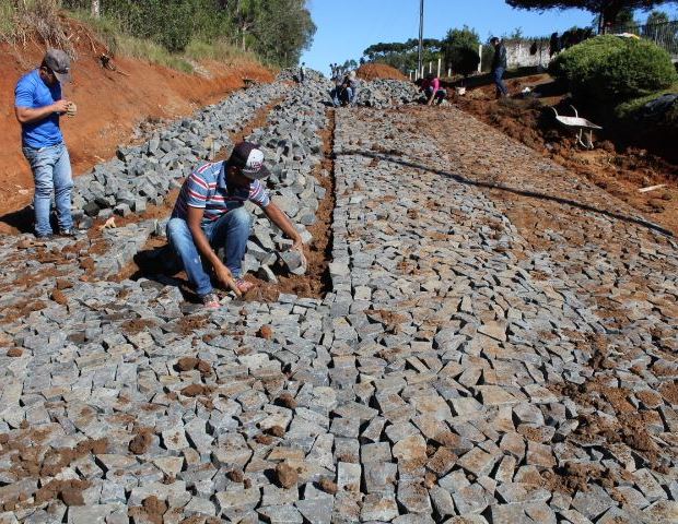 Obra de pavimentação com pedras poliédricas realizada pela Prefeitura de Prudentópolis, município da Região Centro-Sul do Paraná. Foto: Divulgação