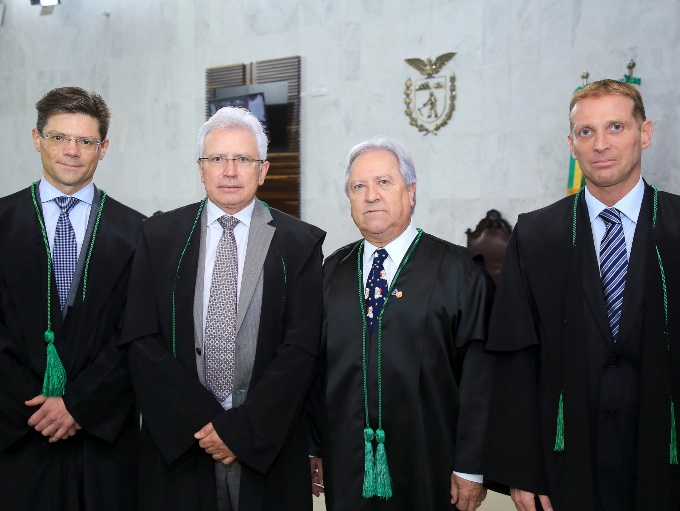 O atual presidente do TCE-PR, conselheiro Durval Amaral, acompanhado do presidente eleito, Nestor Baptista; do vice, Fabio Camargo; e do corregedor-geral para o biênio 2019-2020, Ivens Linhares. Foto: Wagner Araújo/Divulgação TCE-PR