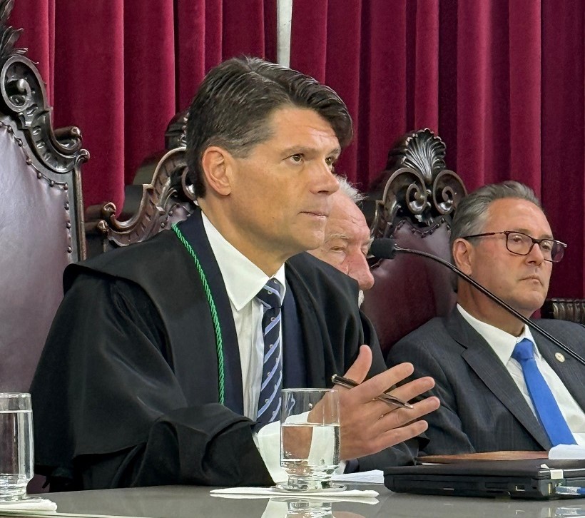 O novo presidente do Tribunal de Contas do Estado do Paraná (TCE-PR), conselheiro Ivens Linhares, discursa ao tomar posse no cargo durante Sessão Solene realizada na sede do órgão em Curitiba no dia 22 de janeiro de 2025