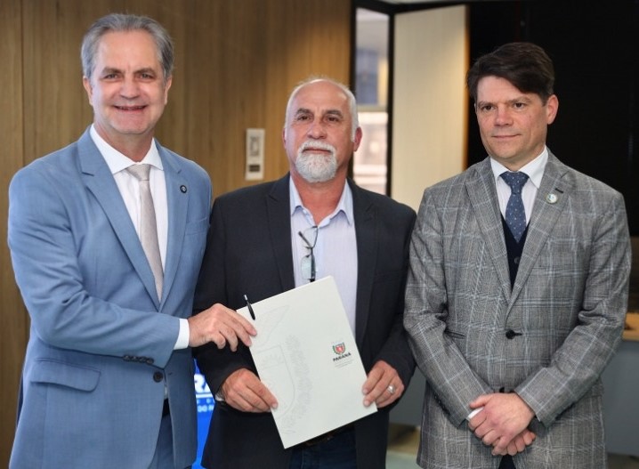 O presidente do Tribunal de Contas do Estado do Paraná (TCE-PR), conselheiro Ivens Linhares, assina Termo de Cooperação para fortalecer a gestão pública municipal com o secretário de Estado do Planejamento, Ulisses Maia, nesta segunda-feira (18 de agosto). Crédito: Victor Guandalini/SEPL-PR