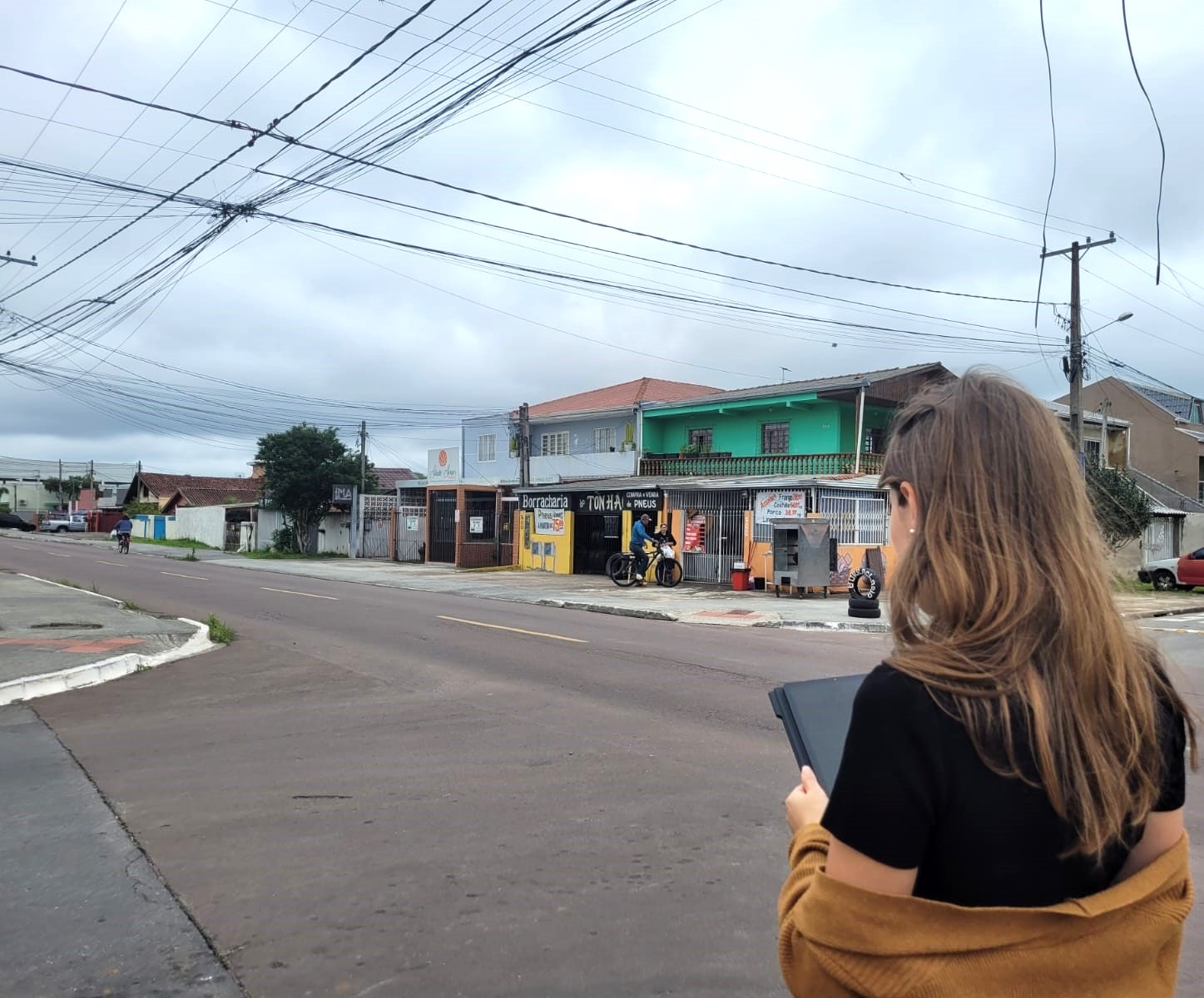 Com o uso de tablet, servidora do TCE-PR executa coleta de informações em auditoria sobre mobilidade urbana em Pinhais, na Região Metropolitana de Curitiba. Foto: TCE-PR/Divulgação