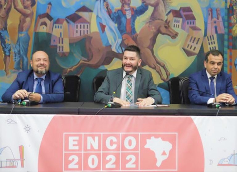 Ao lado do ouvidor-geral, Valmir Gomes Dias; e do corregedor-geral da União, Gilberto Waller Júnior, o ouvidor do TCE-PR, Patrick Machado, participa de debate sobre os impactos da LGPD nos Tribunais de Contas. Foto: TCE-MG/Divulgação