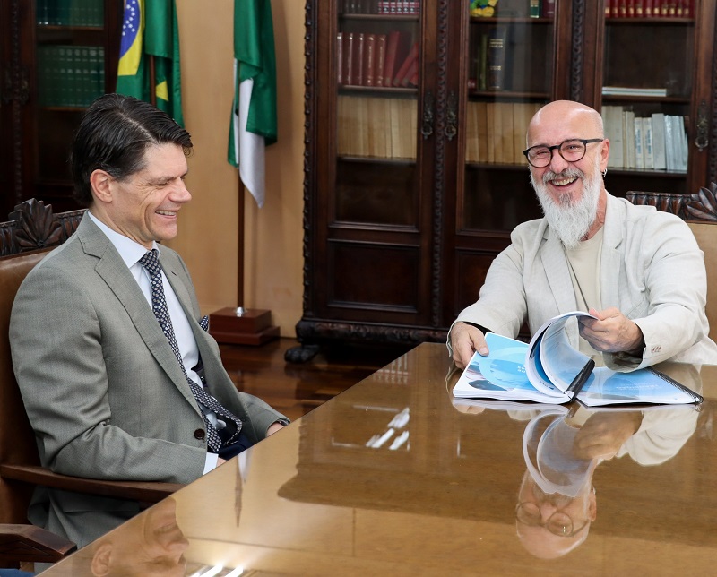 O atual presidente do TCE-PR, conselheiro Fernando Guimarães, entrega o Relatório de Transição ao presidente eleito para o mandato 2025-2026, conselheiro Ivens Linhares. Foto: Fabiano Contador/TCE-PR