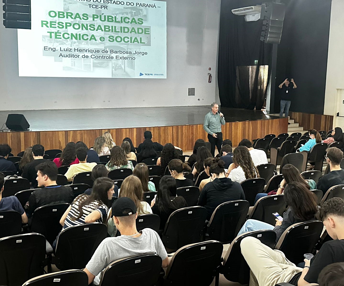 O auditor de controle externo Luiz Henrique de Barbosa Jorge participa da apresentação, na Universidade Estadual do Oeste do Paraná (Unioeste), do projeto Ver a Cidade, que integra alunos de Engenharia Civil na fiscalização de obras públicas.   Foto: Marcelo Lancia/TCE-PR