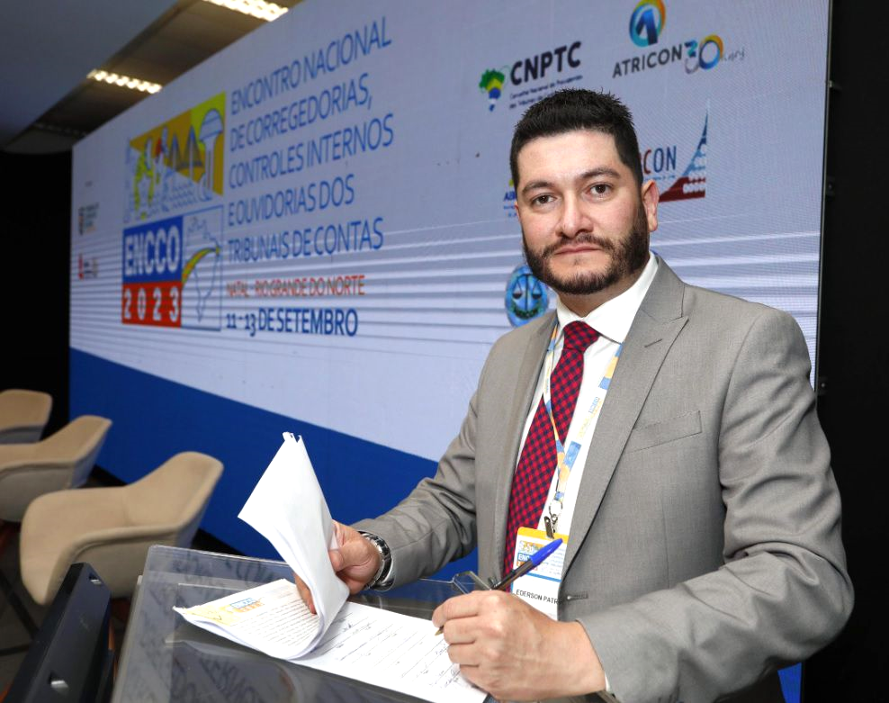 O ouvidor Patrick Machado assina a Carta de Compromisso pelo Tribunal de Contas do Paraná. Foto: Divulgação TCE-PR