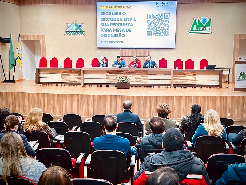 Debate que encerrou o módulo presencial nº 2 do MBA em Licitações e Contratos: Governança, Teoria, Controle e Prática, realizado em Francisco Beltrão. Foto: Marcelo Lancia-TCE-PR