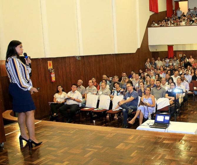 A servidora da Coordenadoria de Gestão Municipal Célia Paes Landin ministra palestra no curso sobre Prestação de Contas Anual e Plano Anual de Fiscalização, realizado em Londrina, em 22 de fevereiro. Foto: Wagner Araújo/Divulgação TCE-PR
