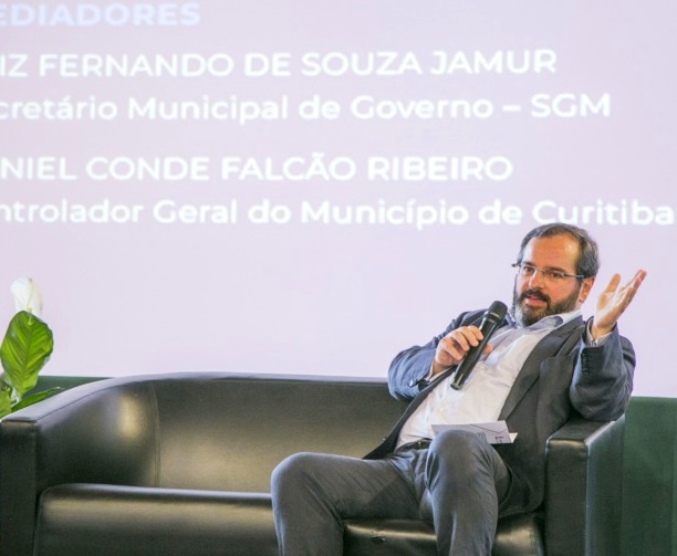 O corregedor do TCE-PR, conselheiro Ivan Bonilha, ministra palestra em seminário promovido pela Controladoria-Geral do Município de Curitiba. Foto: Divulgação