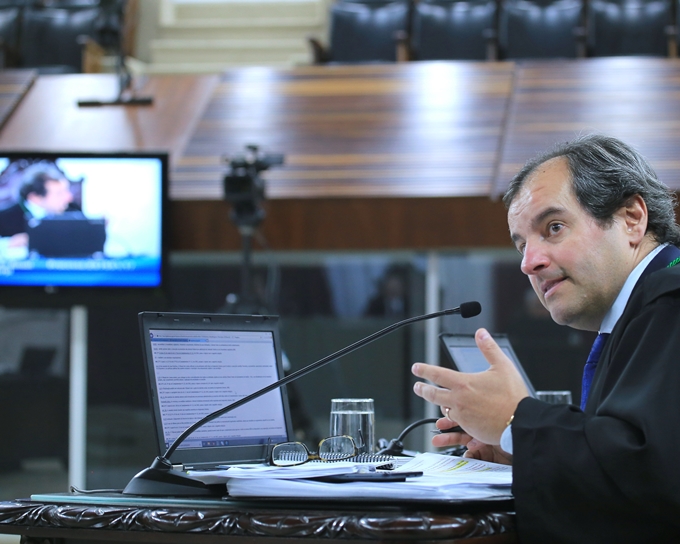 O conselheiro Ivan Bonilha relata processo em sessão da Segunda Câmara do TCE-PR. Foto: Wagner Araújo/divulgação