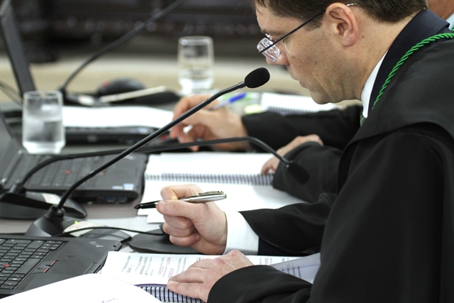 O conselheiro Ivens Linhares relata processo em sessão do Pleno do TCE-PR. Foto: Wagner Araújo/Divulgação TCE-PR