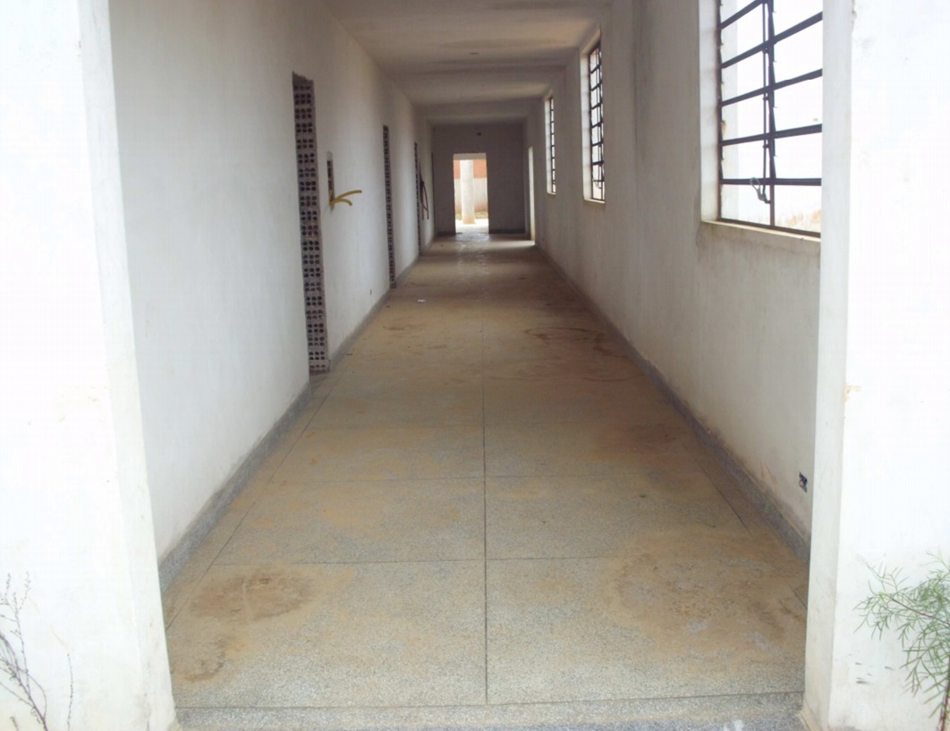 Piso de granitina e janelas de ferro executadas
