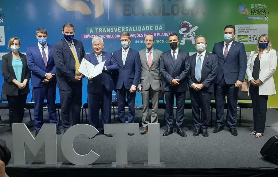 Participantes da solenidade de assinatura de parceria do Instituto Nacional de Pesquisas Espaciais (INPE) com o Tribunal de Contas do Estado do Paraná (TCE-PR) para a utilização de imagens de satélite na fiscalização de obras públicas. Foto: Divulgação