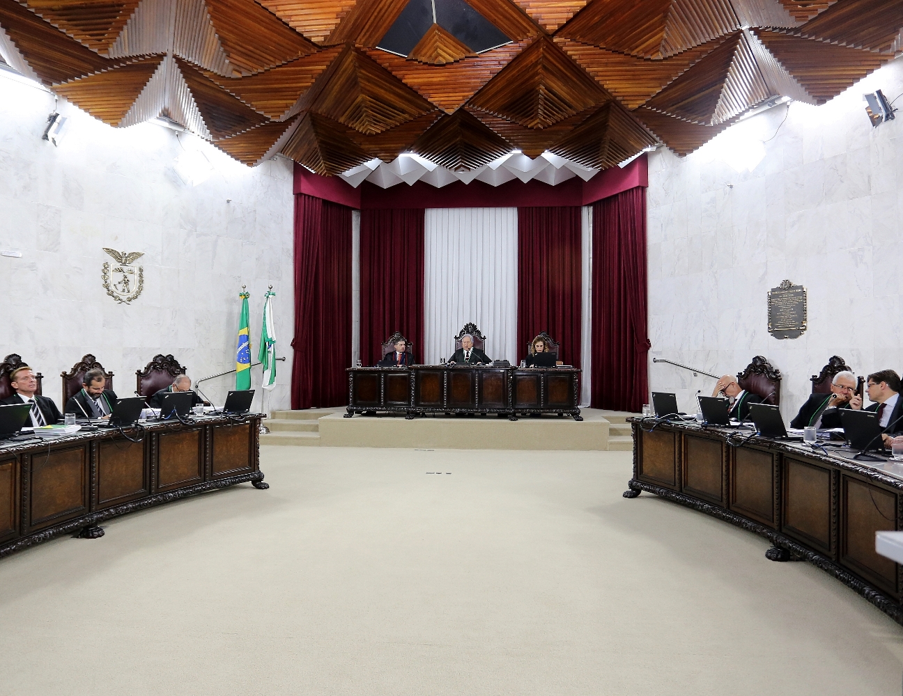 Vista parcial de sessão do Tribunal Pleno do TCE-PR, presidida pelo conselheiro Nestor Baptista. Foto: Wagner Araújo/Divulgação TCE-PR