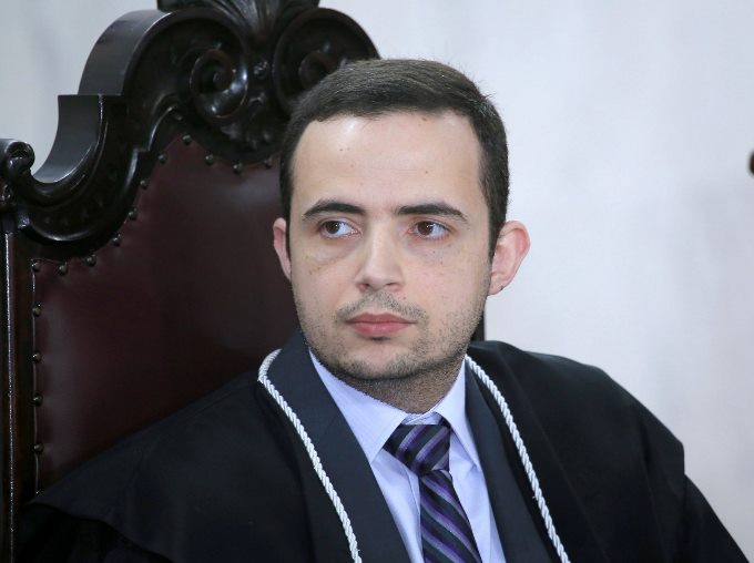 O auditor Tiago Alvarez Pedroso relata processo em sessão do Pleno do TCE-PR. Foto: Wagner Araújo/Divulgação TCE-PR