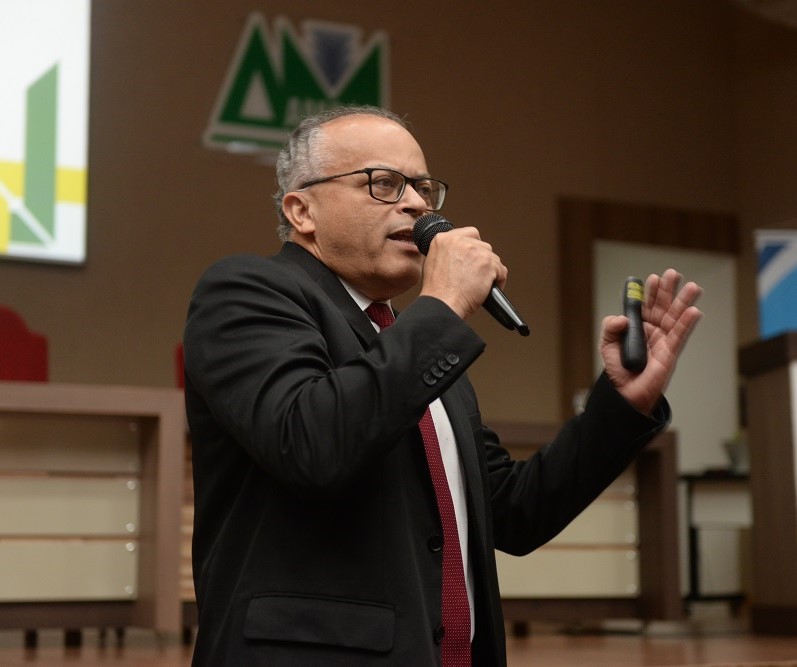 O secretário do Tribunal de Contas da União (TCU) no Paraná, Carlos Eduardo Dias Pereira, ministra palestra em evento da Escola de Gestão Pública (EGP) do Tribunal de Contas do Estado do Paraná (TCE-PR) em Francisco Beltrão no dia 10 de fevereiro.