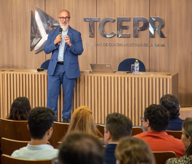 O presidente do Tribunal de Contas do Estado do Paraná, conselheiro Fernando Guimarães, profere a fala de abertura da Quarta Semana de Integração do TCE-PR, no dia 3 de dezembro.