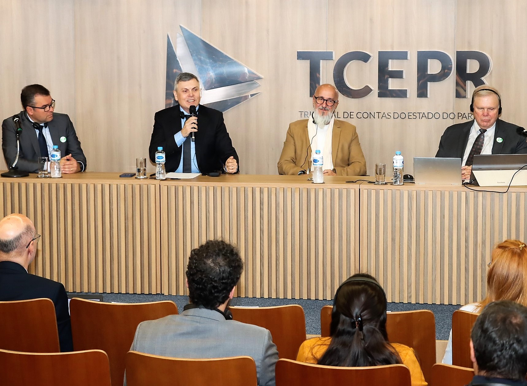 Da esquerda para a direita: Márcio Rodrigues, consultor da empresa Decision Analysis Partners; o conselheiro Reginaldo Ennes (TCE-AP); o presidente do TCE-PR, conselheiro Fernando Guimarães; e o representante da empresa Decision Analysis Partners, Raymond Barber. Foto: Fabiano Contandor/Divulgação TCE-PR