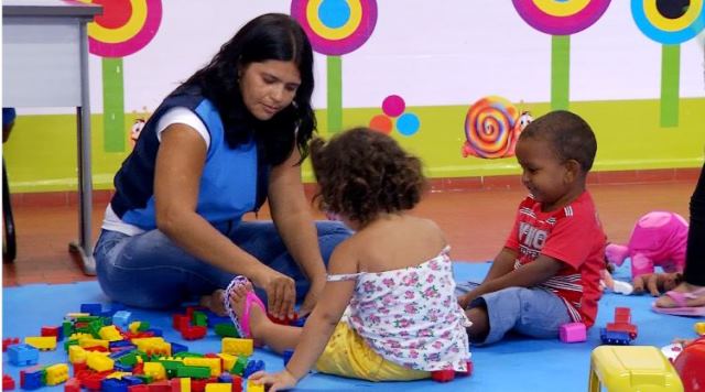Para integrar o quadro de magistério, o servidor deve ter habilitação para docência, diploma em Pedagogia ou em curso técnico ou superior em área pedagógica ou afim