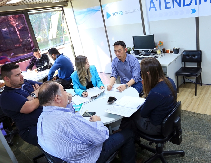 Servidor da Gerência de Atendimento da Coordenadoria-Geral de Fiscalização esclarece dúvidas de jurisdicionados. Foto: Wagner Araújo/Divulgação TCE-PR