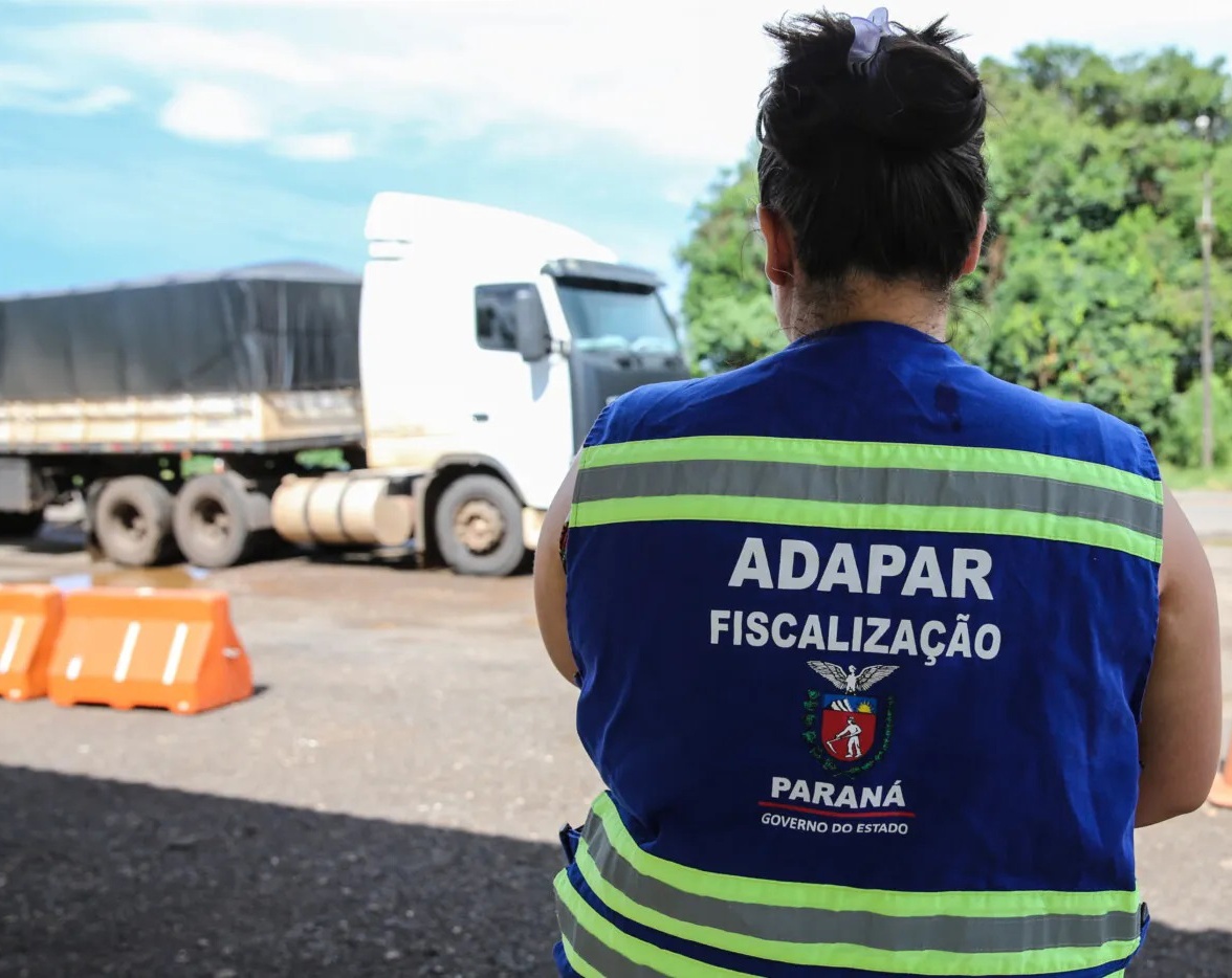 Trabalho de fiscalização realizado por servidora da Agência de Defesa Agropecuária do Paraná (Adapar). Foto: Agência Estadual de Notícias (AEN)