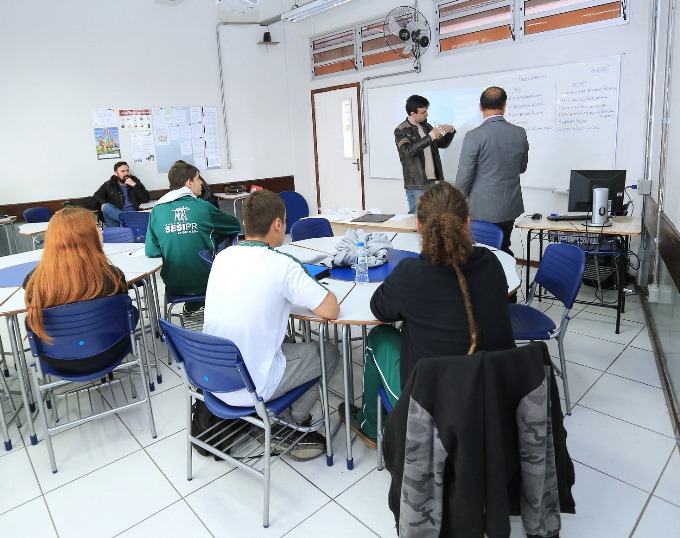 Aula ministrada pelo TCE-PR para os vereadores mirins eleitos no Colégio Sesi do bairro Boqueirão, em Curitiba. Foto: Wagner Araújo/Divulgação TCE-PR