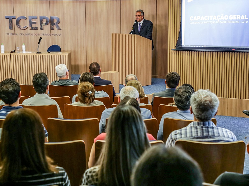 O Encarregado de Dados do TCE-PR junto à Autoridade Nacional de Proteção de Dados (ANPD), o auditor de controle externo Evaldo Luís Moreno Silva, na apresentação do Sistema de Privacidade e Proteção de Dados. Foto: Mauro Beghetto Penteado/TCE-PR