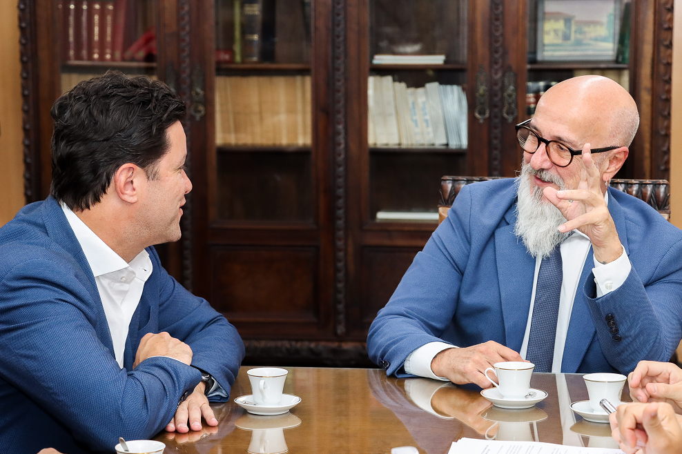 O presidente do TCE-PR, conselheiro Fernando Guimarães, e o secretário do Planejamento Guto Silva, definem em reunião próximos passos para uso dos recursos com venda da Copel. Foto: Fabiano Contador/ Divulgação TCE-PR