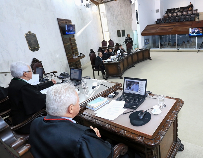 Sessão do Pleno do TCE-PR, presidida pelo conselheiro Durval  Amaral. Foto: Wagner Araújo/Divulgação TCE-PR
