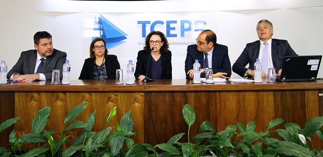 Da esquerda para a direita: Júlio Jacob Júnior, Daniele Stradiotto, Bárbara Marcelino Pereira, Marcos Nóbrega e Edgar Guimarães. Foto: Wagner Araújo/Divulgação TCE-PR
