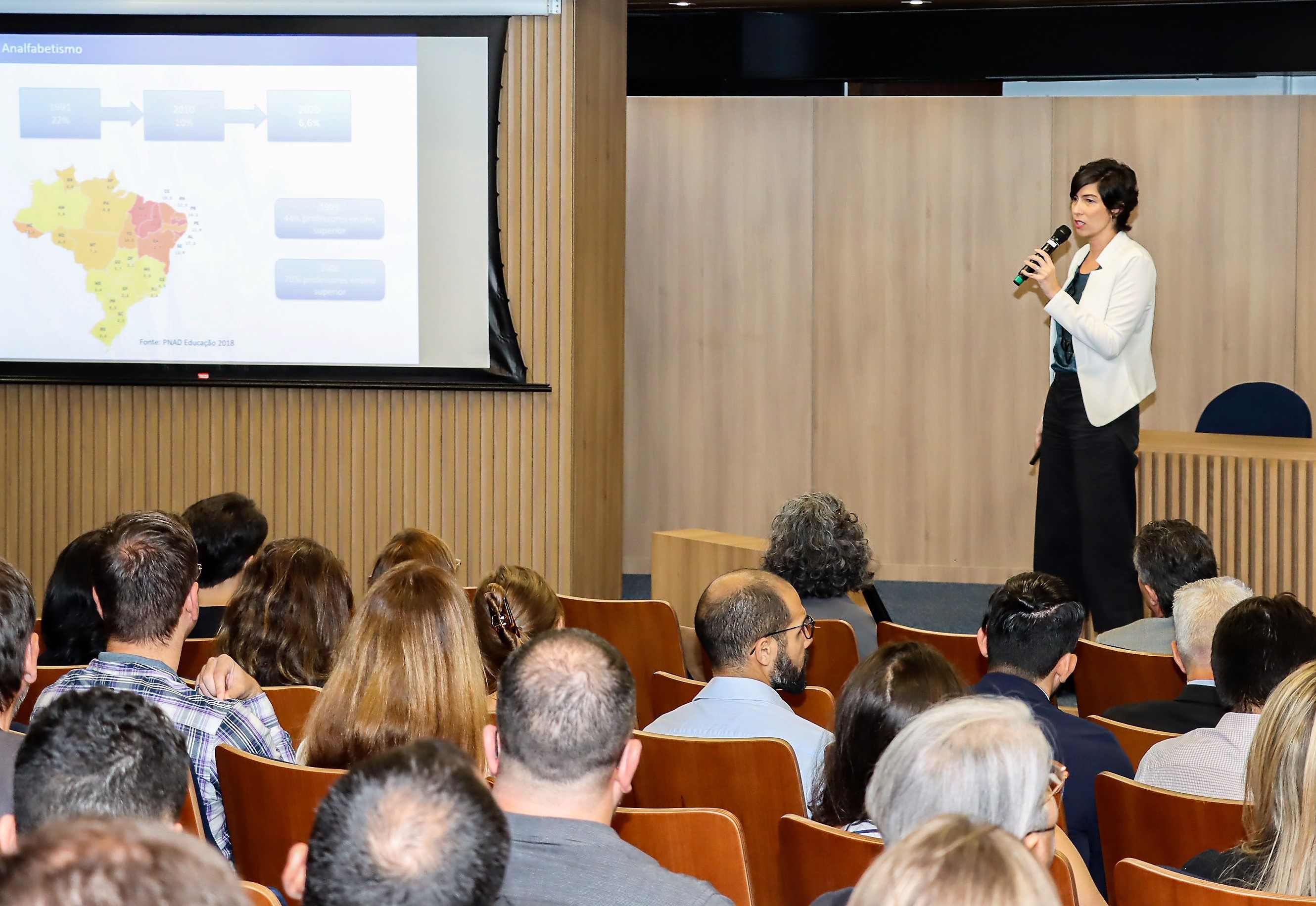 A professora da FGV Gabriela Lotta, em palestra na abertura da 1ª Semana de Integração da Fiscalização do Tribunal. Foto: Fabiano Contador/Divulgação TCE-PR