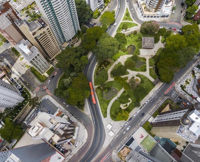Vista aérea da Praça do Japão, entre os bairros Água Verde e Batel, em Curitiba. Foto: Divulgação