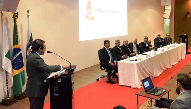 O conselheiro do TCE-PR Ivan Bonilha discursa na solenidade em que tomou posse como presidente do Instituto Rui Barbosa (IRB) no biênio 2018-2019. Foto: Divulgação/TCU