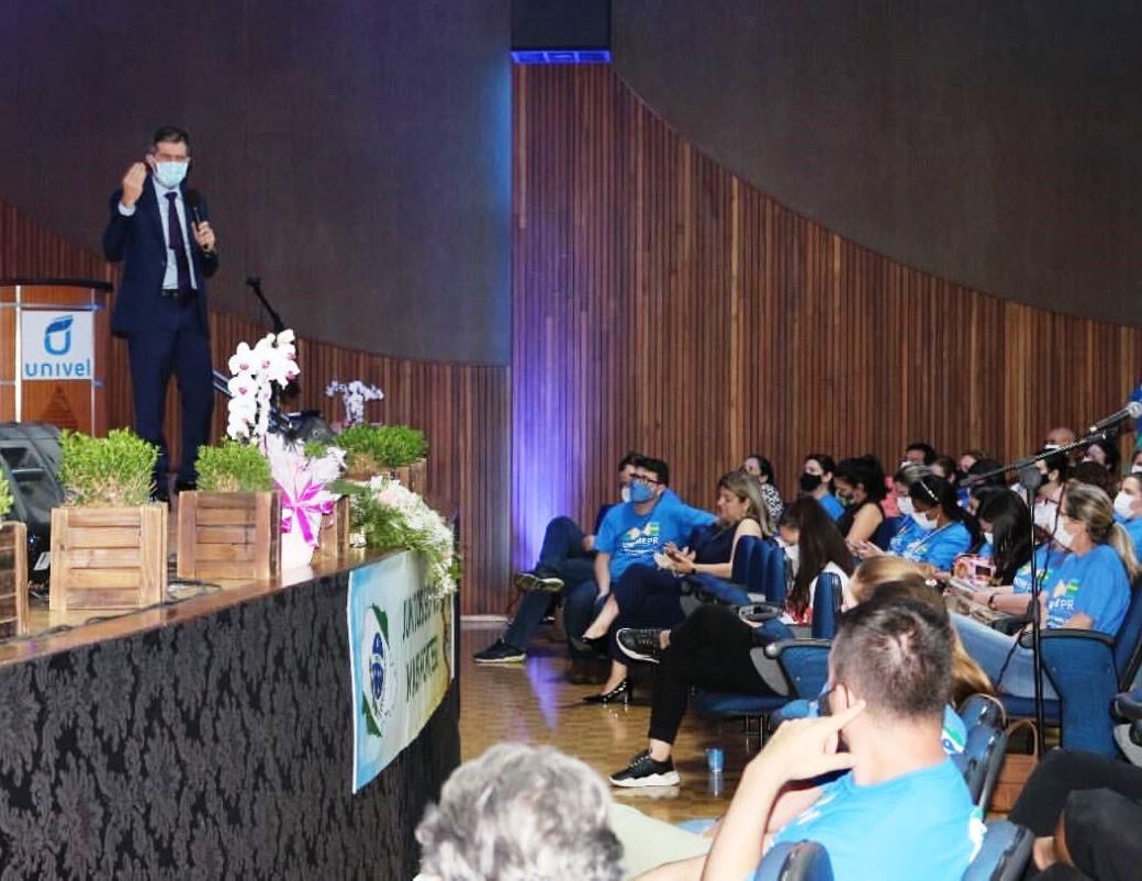 O procurador do MPC-PR Flávio Berti, em palestra no Seminário da Undime, realizado em Cascavel. Foto: Divulgação