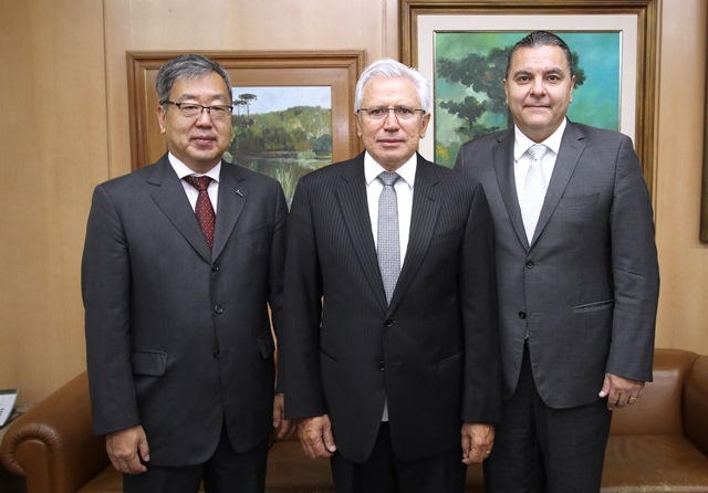 O conselheiro Durval Amaral (ao centro), recebe o presidente eleito do TRE-PR, Adalberto Jorge Xisto Pereira (à direita na foto); e o novo vice-presidente e corregedor do Tribunal, Luiz Taro Oyama.