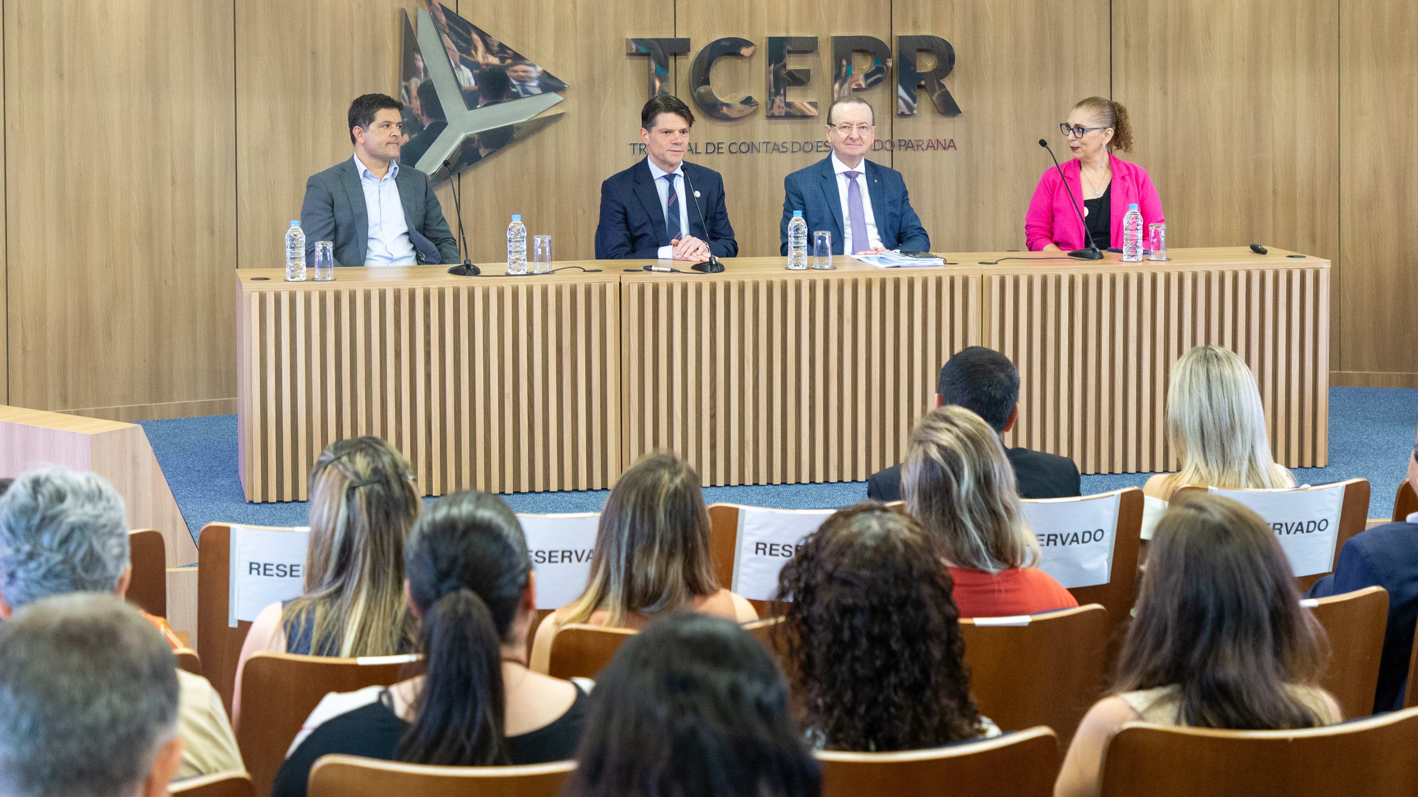 Os conselheiros Ivens Linhares e Cezar Miola durante abertura de Seminário de Boas Práticas em Educação