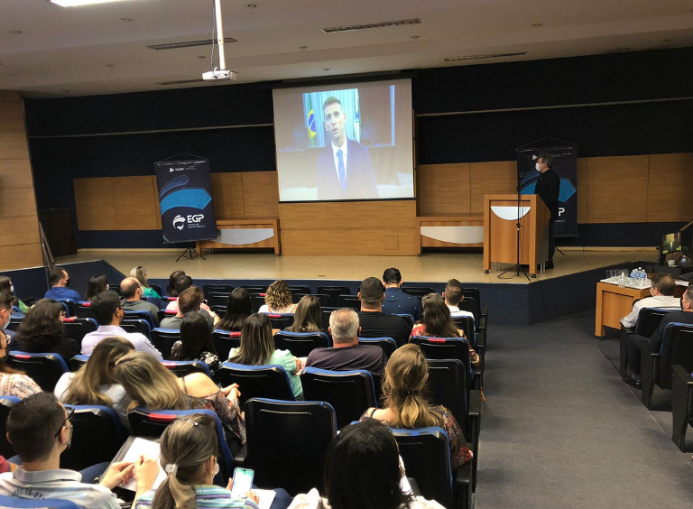 Por vídeo, o presidente do TCE-PR, conselheiro Fabio Camargo, saúda os participantes do curso "Desjudicialização de Executivo Fiscal" realizado em Toledo. Foto: TCE-PR/Divulgação