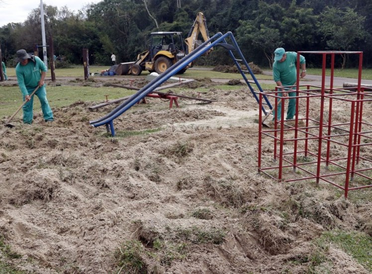Serviço de limpeza do Parque Cambuí, no bairro Fazendinha, realizado pela Secretaria Municipal do Meio Ambiente de Curitiba. Foto: Secretaria Municipal de Comunicação Social/Divulgação