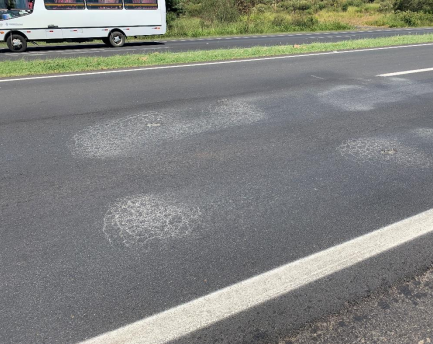 Trincas do tipo "couro de jacaré" no pavimento da BR-376, KM 532, ocorridas um ano e três meses após a realização da obra. Foto: TCE-PR/Divulgação