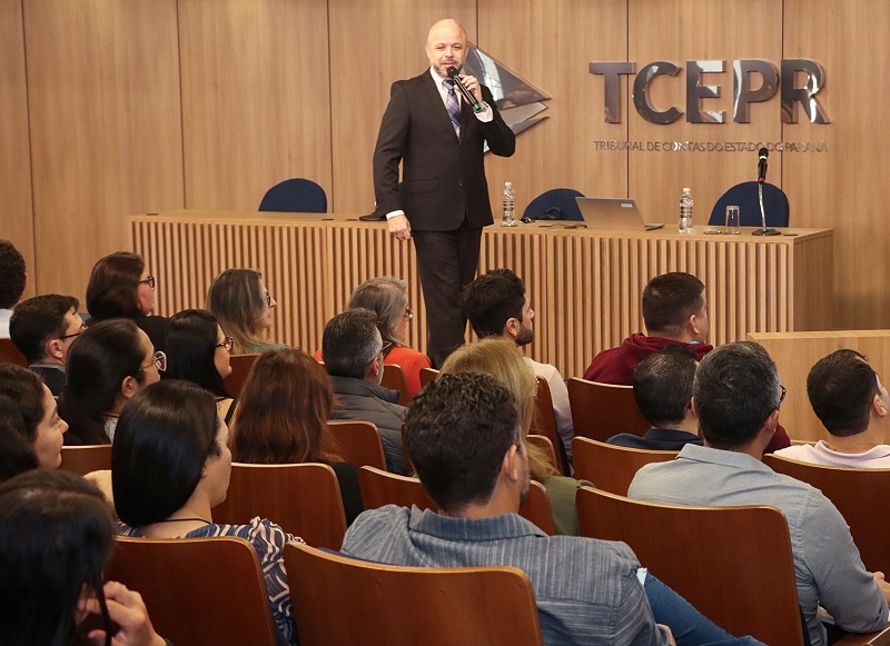O auditor de controle externo Gihad Menezes ministra o curso "Aspectos Orçamentários, Financeiros e Contábeis sob o Enfoque do SIM-AM e Retenções Previdenciárias e Tributárias", no auditório do TCE-PR. Foto: Fabiano Contador/TCE-PR