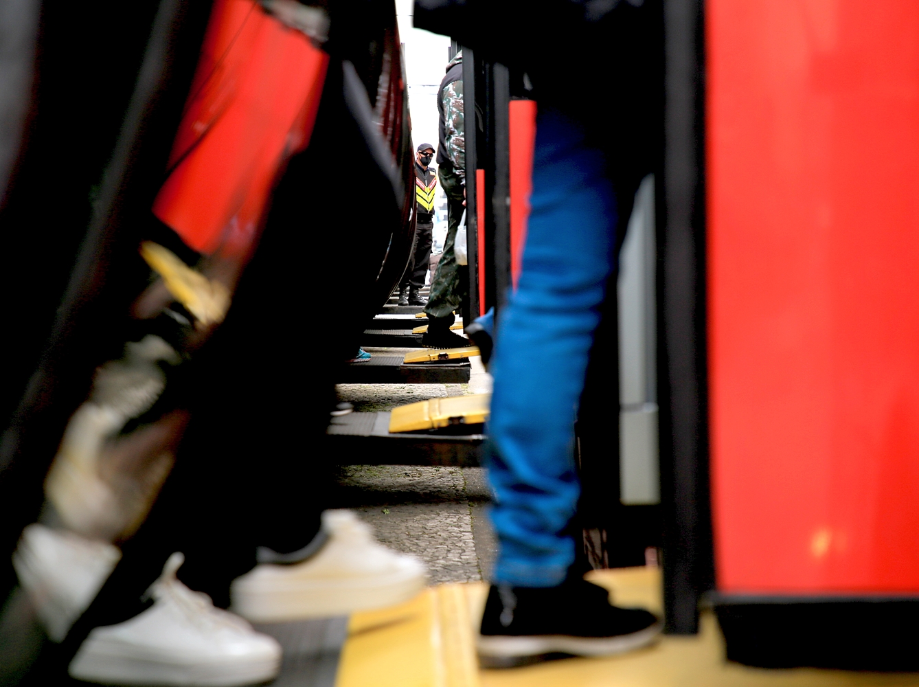 Embarque em ônibus do sistema de transporte público de Curitiba estacionado em estação tubo. Foto: Wagner Araújo/Divulgação TCE-PR