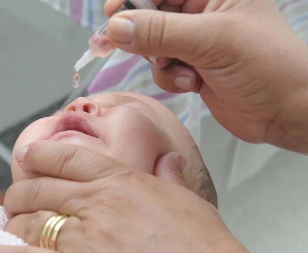 Criança recebe gotinhas que protegem contra a poliomielite, em ação do Programa Nacional de Imunizações (PNI). Foto: Divulgação