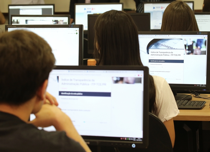 Estudantes de Direito da Universidade Positivo avaliam portais de prefeituras do Paraná para apurar o Índice de Transparência da Administração Pública (ITP). Foto: Wagner Araújo/Divulgação TCE-PR