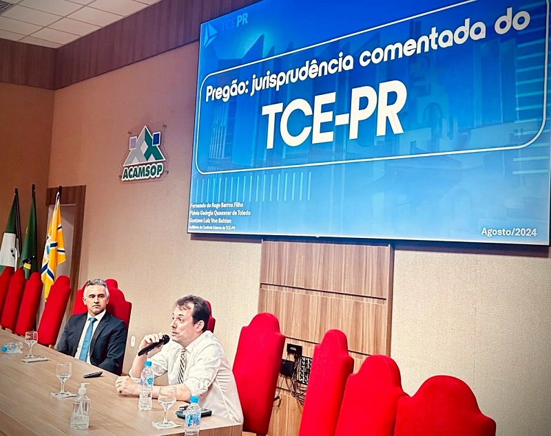 Os auditores de controle externo Fernando do Rego Barros e Gustavo von Bathen esclarecem dúvidas dos participantes do módulo 3 do MBA em Licitações e Contratos, realizado em Francisco Beltrão. Foto: Marcelo Lancia/TCE-PR