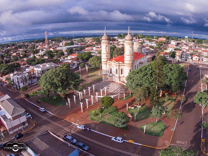 Vista aérea da sede urbana do município paranaense de Califórnia, com destaque para a igreja matriz de São Francisco de Assis. Foto: Vinicius Portelinha/Divulgação